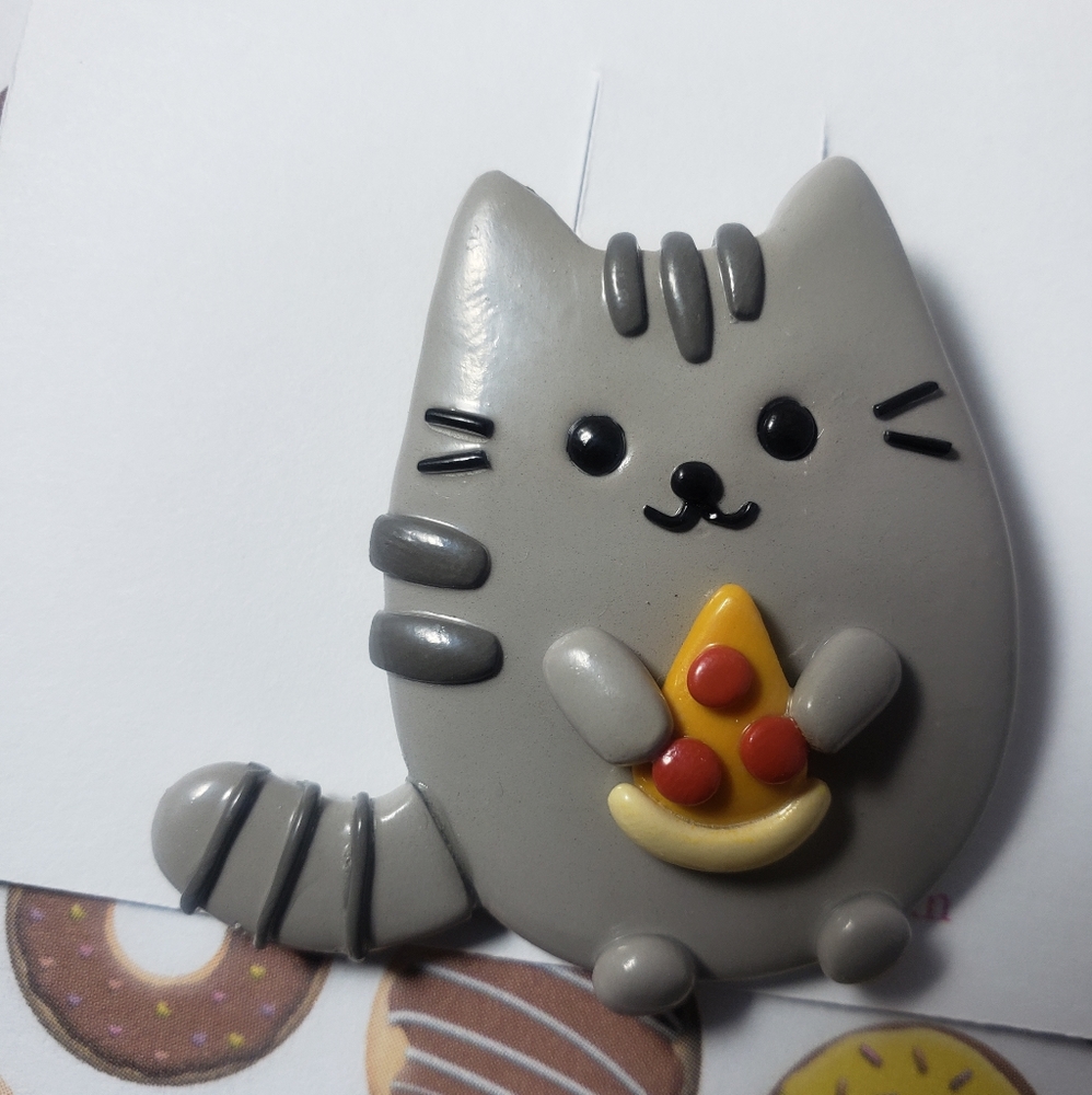 Cat with pizza brooch